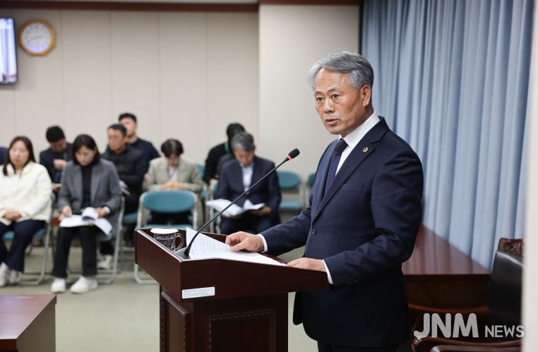 박성재 전남도의원이 농수산위원회 회의(9일)에서 제안설명을 하고 있다.