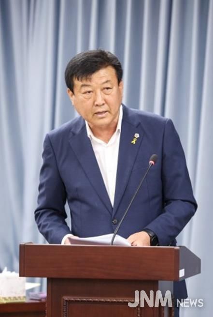 제395회 제2차 정례회 제7차 농수산위원회 회의(9일)에서 신승철 의원이 제안설명을 하고 있다.