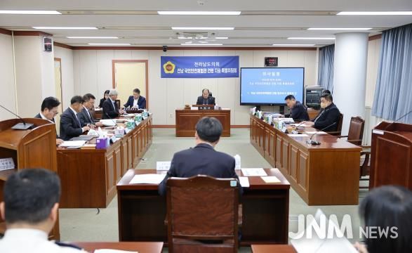 전라남도의회 ‘전남 국민안전체험관 건립 지원 특별위원회’ 위원들이 안상현 도민안전실장으로부터 업무보고를 받고 있다.