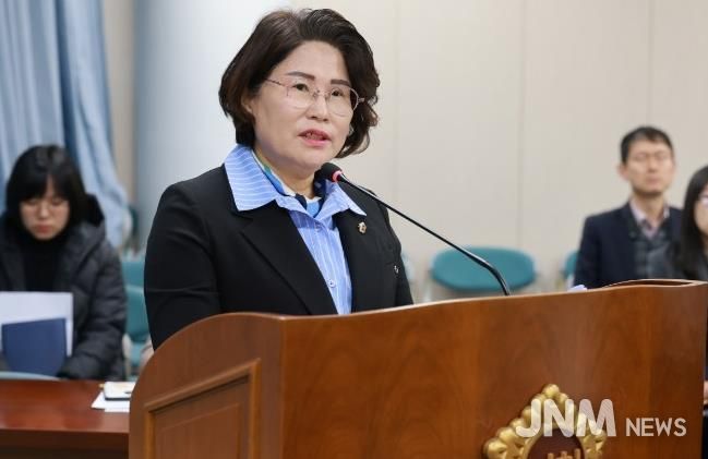 김화신 전남도의원(더불어민주당, 비례)이 제395회 정례회 기획행정위원회에서 조례 개정안을 제안설명하고 있다.