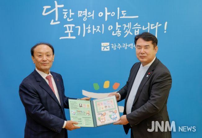 이정선 광주시교육감(오른쪽)이 10일 광주시교육청 교육감실에서 대한결핵협회 광주·전남지부 주영화 지회장(왼쪽)으로부터 크리스마스씰을 전달받고 있다.