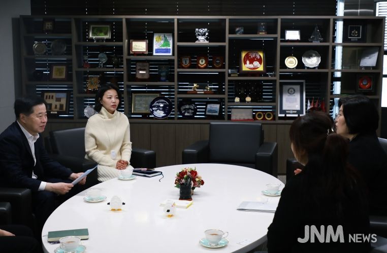 인천항만공사 이경규 사장이 한국백혈병소아암협회 경인지회 이주영 사무국장과 기부 관련 논의를 하고 있다