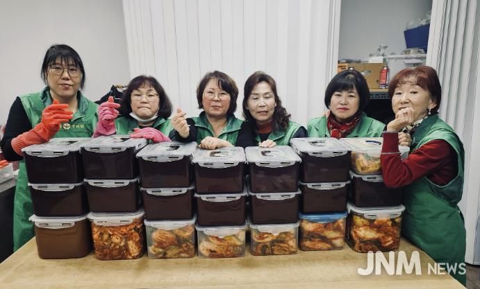 양주시 회천1동 새마을 지도자회·부녀회, 관내 취약계층 위해 100만 원 및 김장김치 13통 전달