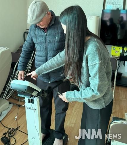 워크온 참여자가 체성분측정을 하고 있다.