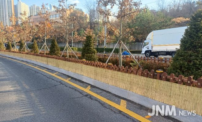 겨울철 강풍·한파 대비 가로녹지 보호 작업