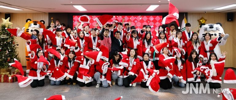 2024. 12 출정식 후 산타모자를 던지는 참가자들과 서강석 구청장, 인사말하는 서 구청장