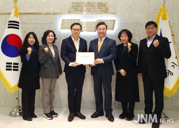 김성제 시장이 임태희 교육감에게 의왕교육지원청 신설 신속 추진 건의문을 전달하고 있다.