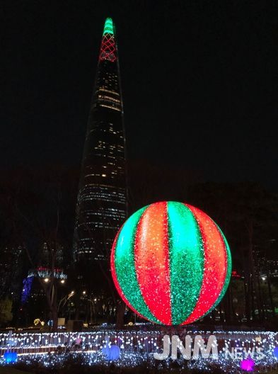 크리스마스 기념 영상이 표출되는 ‘더 스피어’의 아름다운 야경