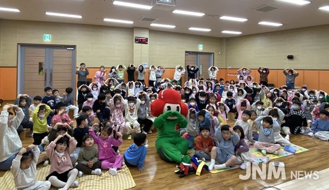 해밀유치원 아이들이 사랑을 전하고 있다.