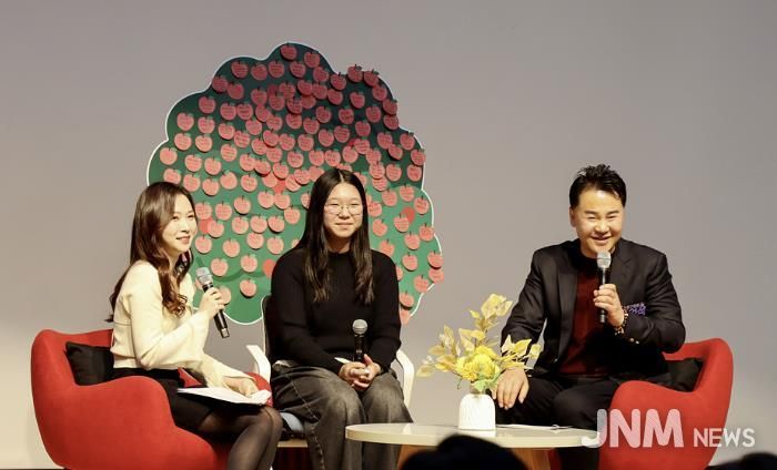 오언석 도봉구청장이 지난 12일 도봉구청 2층 선인봉홀에서 열린 친절선포식-‘친절토크’ 시간에서 구민과 대화를 나누고 있다