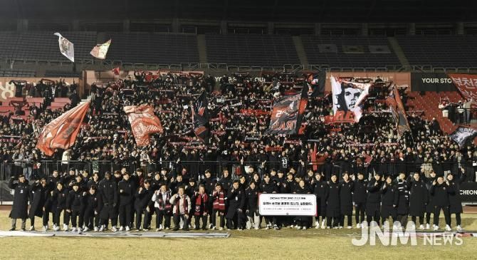 부천FC1995 K리그1 승격을 축하하며 선수단과 헤르메스가 단체 기념사진을 촬영했다.