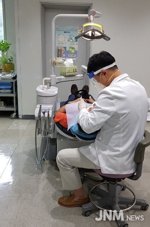 1. 천안시가 저소득층을 대상으로 구강검진을 지원하고 있다.