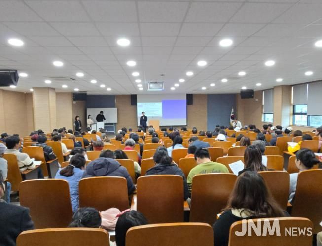 밀양시농업기술센터 교육관에서 열린 계절근로자 결혼이민자 가족초청 사전교육 모습