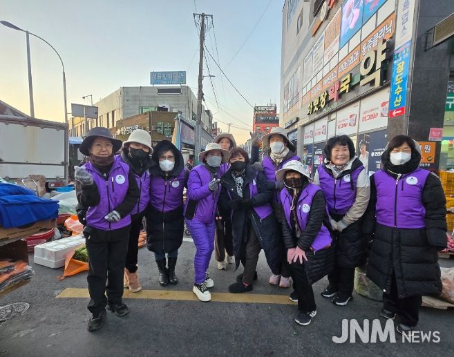 ‘아랫장 짐보따리 들어드리기’ 봉사