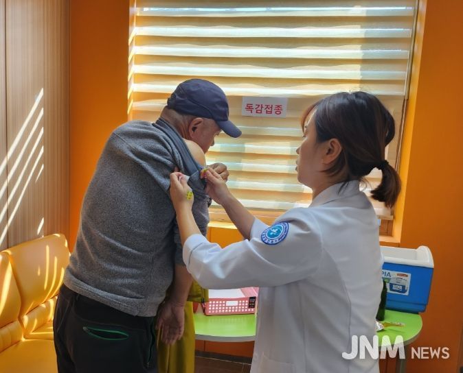 65세 이상 어르신 코로나19 및 호흡기 감염병 예방접종 참여 당부