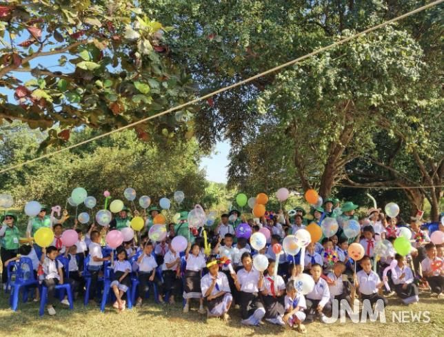 라오스 비엔티안 쌍텅구 쌈판나마을에서 현지 초등학생들과 함께 풍선아트 놀이 프로그램을 진행하는 모습
