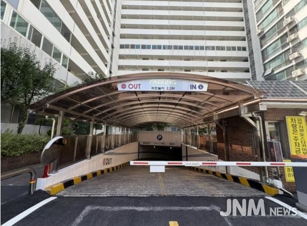 2025년 양천구 공동주택 지원사업을 통해 지하주차장 입구 캐노피 설치 모습