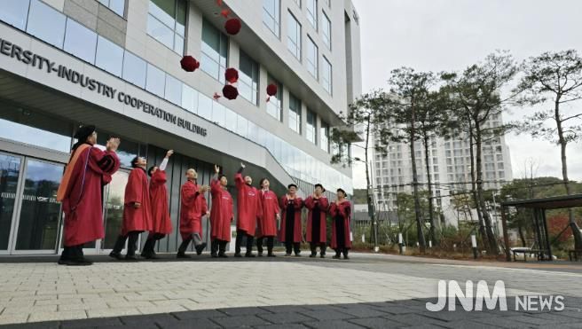 용인특례시와 울산과학기술원이 공동 운영하는 '반도체 최고위과정' 4기 수료식이 12일 열렸다