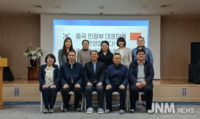 수원시를 방문한 중국 민정부 대표단이 기념촬영을 하고 있다.