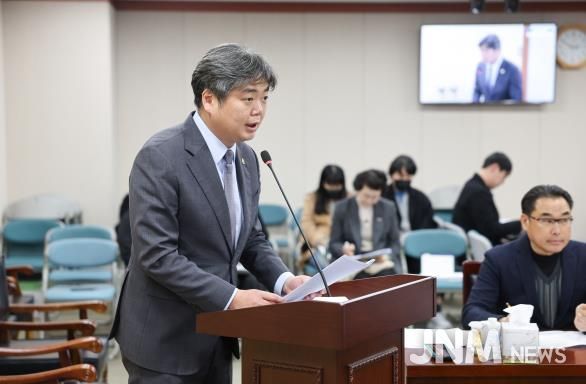 조례안 제안설명 중인 박원종 전남도의원