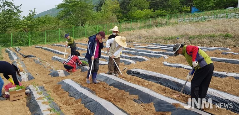 체류형농업창업지원센터 텃밭에서 교육생들이 실습하는 모습
