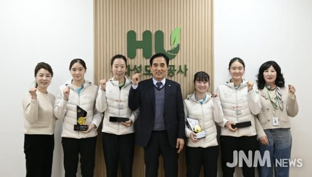 국제대회와 전국대회에서 입상한 화성도시공사 탁구단 선수들과 HU공사 한병홍 사장이 메달과 상패를 들고 기념촬영을 하고 있다.