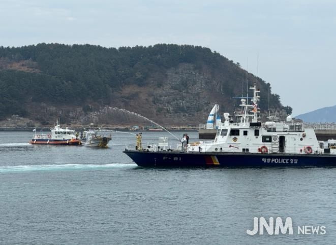 사천해경이 16(화) 남해군 물건항에서 밀집 계류지 어선 화재 사고를 가정한 합동훈련 중인 모습