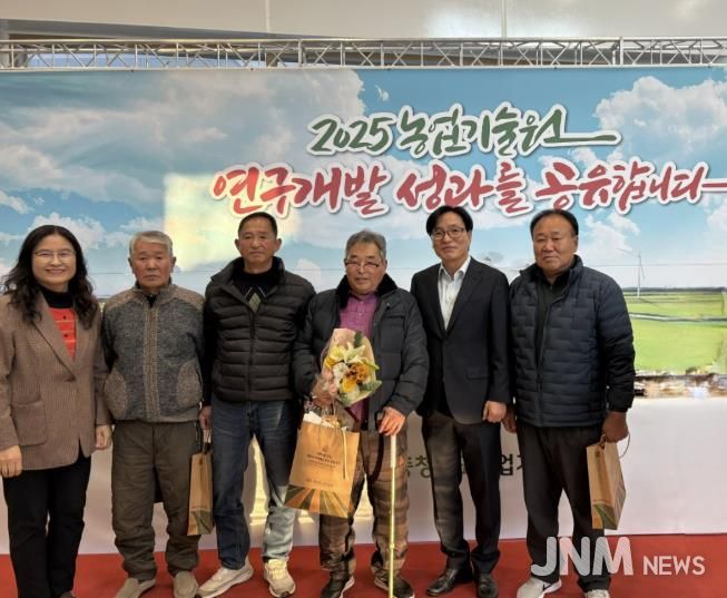 성후경 아산시쪽파연구회 회장(오른쪽 세 번째)과 회원들이 수상 후 김정규 아산시 농업기술센터 소장(오른쪽 두 번째) 등과 기념촬영을 하고 있다.