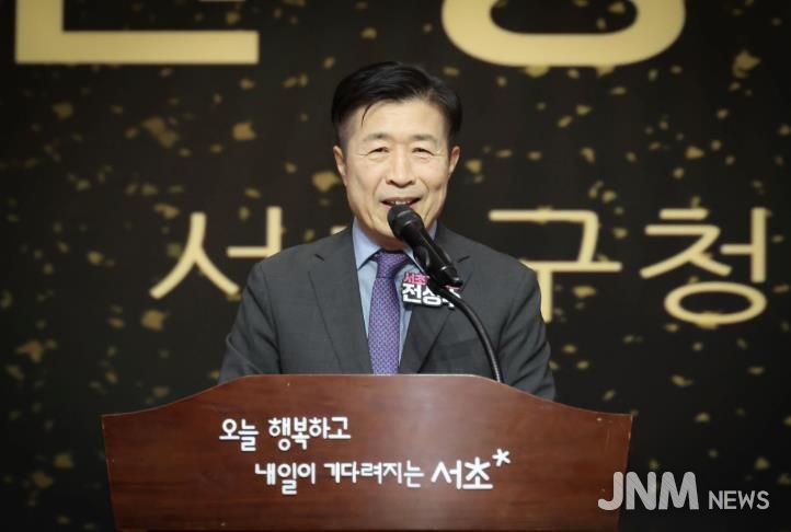 전성수 서초구청장이 16일 서초문화예술회관 아트홀에서 열린 ‘서초노인대학 제34기 졸업식’에 참석해 인사말씀하고 있다.