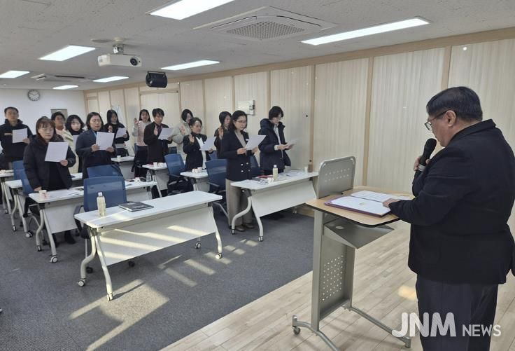 2025 반부패‧청렴실천 행사에서 참석자들이 윤리헌장을 낭독하고 있다.