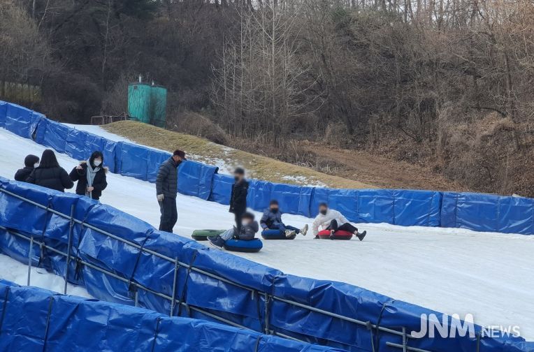 장수조이월드눈썰매장, 다자녀 출생가정에 ‘눈썰매장 무료이용권’ 지원(아이들이 눈썰매를 즐기는 모습)