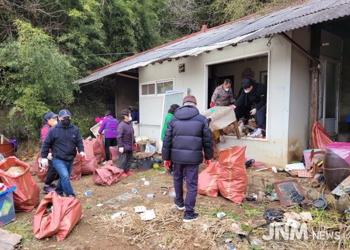 청양군 희망복지지원단 및 봉사자들이 지난 16일 화성면의 한 가구를 대상으로 주거환경개선 활동을 실시하고 있다.