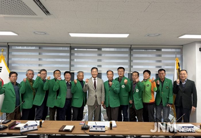 지난 16일, 겨울철 재난 대비를 위한 간담회에서 윤여권 부군수와 지역자율방재단이 함께 기념촬영을 하고 있다.