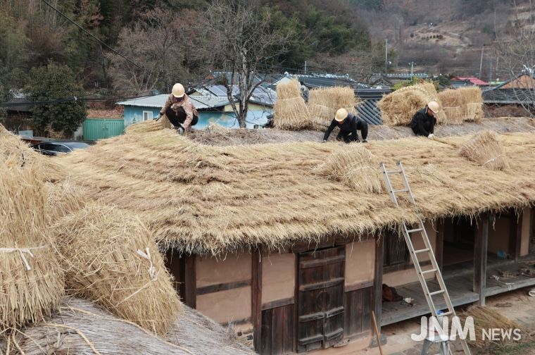 의령 잊혀 가는 초가지붕 이엉 잇기 작업 한창