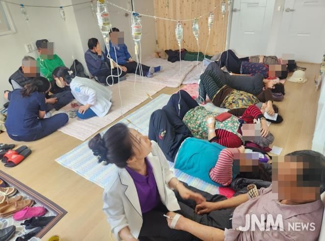 신안군공립요양병원 의료진이 영양수액을 지원하고 있는 모습