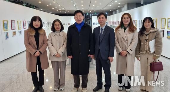 김정희 전라남도의회 순천성동초 예싹전시회 격려 사진