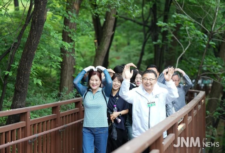 지난 5월 준공된 망우동행길을 걷는 류경기 중랑구청장과 구민들의 모습