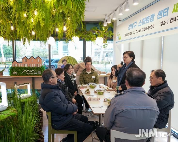 이순희 강북구청장이 지난 17일 열린 '스마트팜 센터 새단장 기념행사'에 참석해 내빈과 주민들에게 인사말을 전하고 있다.