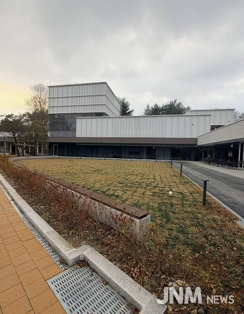 결혼식 후 연회장소로 활용할 수 있는 성남물빛정원 뮤직홀 앞 잔디마당