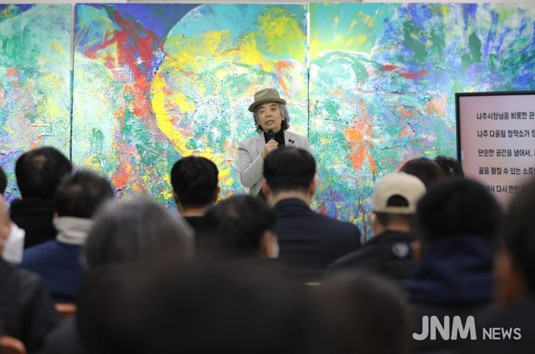 다울림 창작소 김근태 입주작가가 시민들에게 작품 소개와 창작 성과를 공유하고 있다.