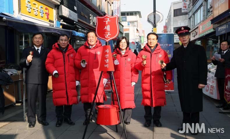 안성시, 희망의 종소리 울려 퍼져... 2025년 구세군 자선냄비 시종식 개최