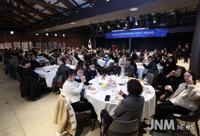 12월 18일(목)에 조치원 1927 아트센터에서 지방공무원 100여 명을 대상으로 열린 ‘지방공무원 배움공동체 자율연수 성과나눔회’ 모습