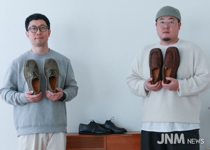 청년 창업자 임차료 지원사업 참여업체인 칠링세레머니 정승익 대표(오른쪽)와 성세훈 이사(왼쪽)가 제품을 들고 포즈를 취했다.