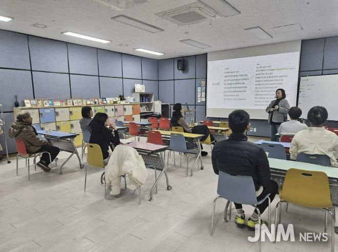 ‘현명한 부모의 미디어 지도법 특강‘를 수강중인 학부모