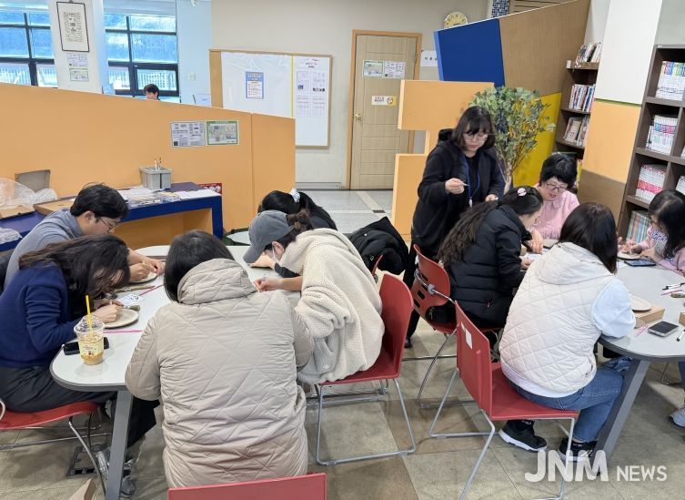도자기 공예 프로그램 ‘접시 위에 그린 하루’