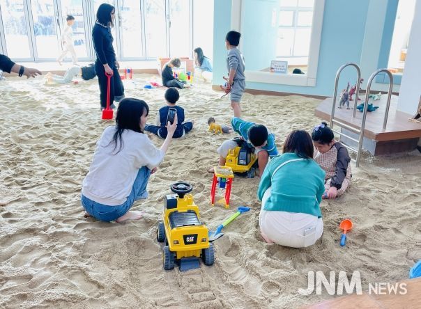 울산행복학교 유아와 초등학생들이 19일 큰나무놀이터에서 모래놀이를 하고있다.