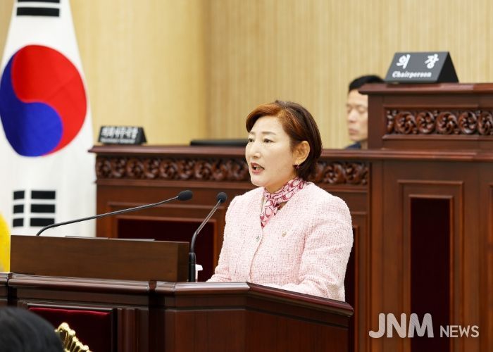 지난 18일 본회의장에서 ‘아동 유괴 범죄 대책 마련 및 방지를 위한 관련 법률 제정 촉구 건의안’에 대해 제안설명을 하고 있는 현옥순 의원의 모습.