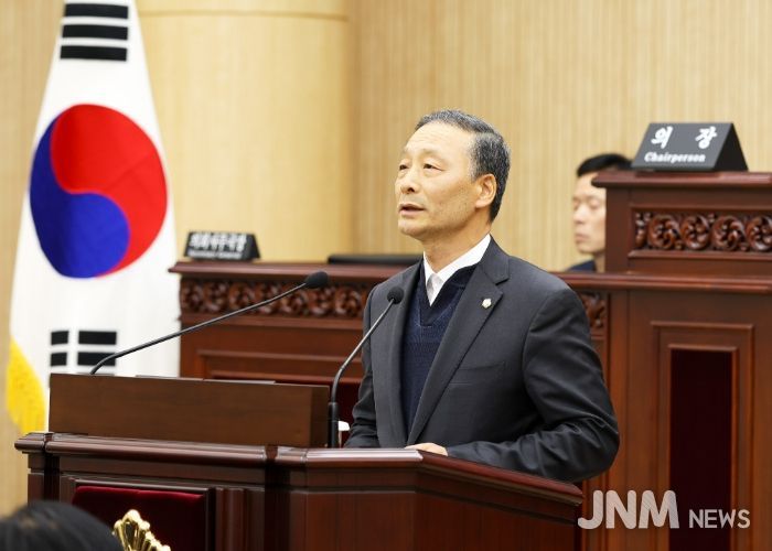 지난 18일 본회의장에서 ‘부동산 경기 및 민생경제 회복을 위한 정책 건의안’에 대해 제안설명을 하고 있는 한명훈 의원의 모습.