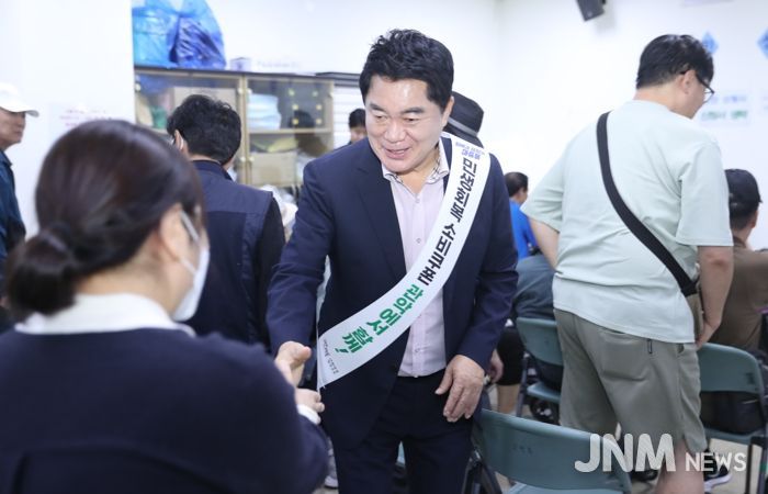 2차 민생회복 소비쿠폰의 원활한 접수를 돕기 위해 은천동 주민센터를 찾은 박준희 관악구청장