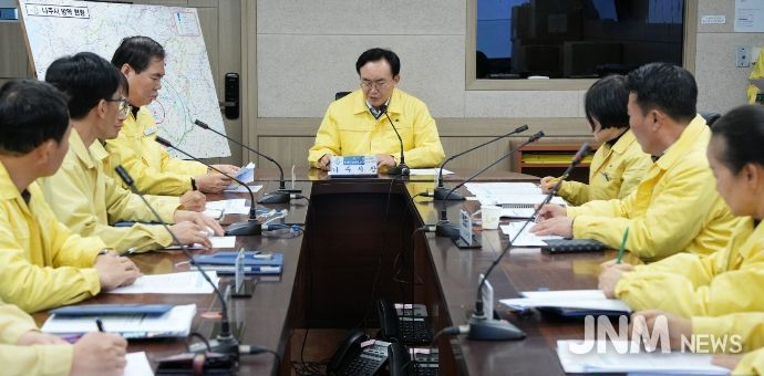 윤병태 시장이 지난 20일 긴급 상황회의를 개최하고 방역 대응 상황을 점검했다.